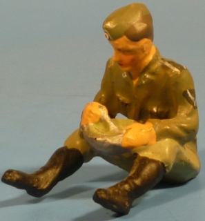 Soldat sitzend essend