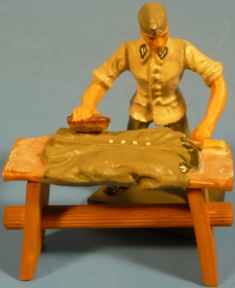 Soldat Feldjacke auf Tisch waschend
