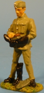Soldat stehend Stiefel putzen