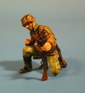 Waffen-SS Soldat kniend mit Sturmgewehr 44