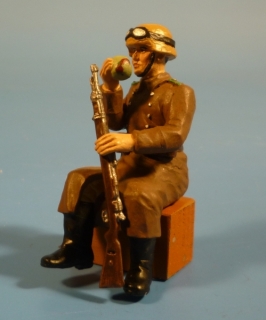 Afrikakorps Soldat mit Karabiner und Apfel im Mantel