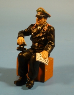 Panzeroffizier sitzend mit Karte und Fernglas