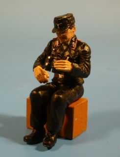 Panzersoldat sitzend mit Fernglas