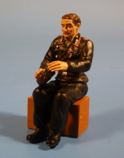 Panzersoldat sitzend mit Feldflasche