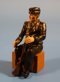 Panzersoldat sitzend mit Karabiner