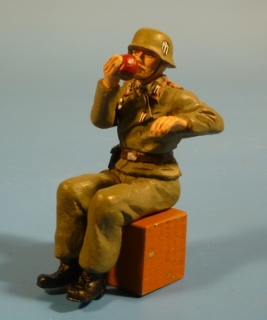 Sturmgesch�tz Soldat sitzend mit Apfel
