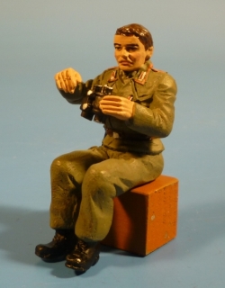 Sturmgesch�tz Soldat sitzend mit Fernglas