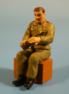 Sturmgesch�tz Soldat sitzend mit Feldflasche