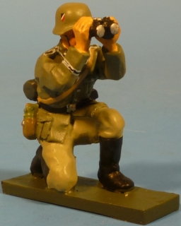 Unteroffizier kniend mit Fernglas