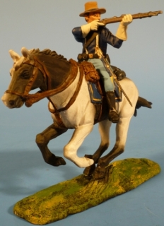 Kavallerist mit Gewehr nach links schi�end zu Pferd