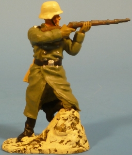 Sch�tze im Mantel mit Karabiner 98k feuernd