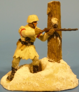 Landser mit Winterjacke und Karabiner 98K hinter einem Baum aus der Deckung schie�end