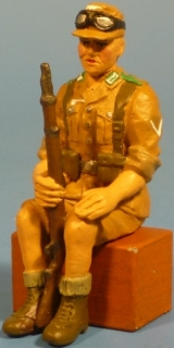 Gefreiter sitzend mit KArabiner 98k (fr Fahrzeuge)