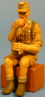 Obergefreiter sitzend mit Feldflasche und Apfel essend (fr Fahrzeuge)
