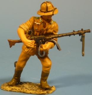 Gefreiter mit MG 34 aus der Hfte feuernd