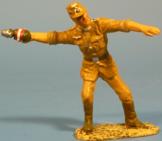 Gefreiter eine Panzersprenggranate werfend