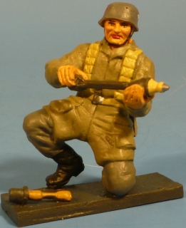 Fallschirmj�ger kniend mit Granate f�r Panzerschreck (Ofenrohr)
