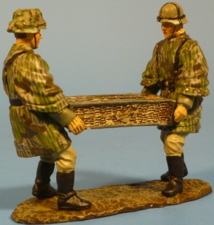 2 Artillerist Geschosskorb tragend