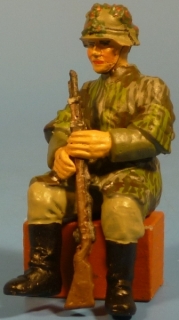 Artillerist sitzend mit Karabiner 98k (fr Fahrzeuge)