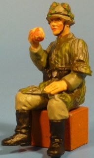Artillerist sitzend einen Apfel essend (f�r Fahrzeuge)