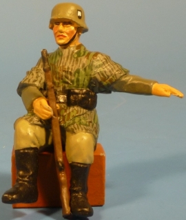 Artillerist sitzend mit Karabiner 98k (fr Fahrzeuge)
