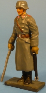 Offizier im Mantel mit abgesetztem S�bel stillgestanden