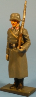 Soldat im Mantel Gewehr ber stillgestanden 