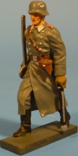 Offizier im Mantel mit S�bel marschierend