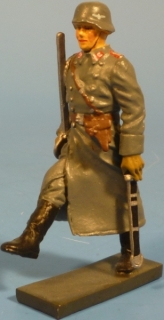 Offizier im Mantel mit S�bel im Stechschritt