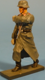 Fahnentr�ger im Mantel marschierend (alle Luftwaffen Fahnen sind lieferbar)