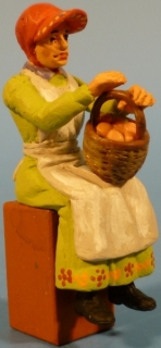 Siedlerin sitzend mit Korb