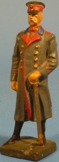 Generalfeldmarschall von Hindenburg im Mantel stehend  mit Mtze