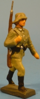 Soldat mit Gewehr umgehngt marschierend