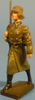 Soldat im Mantel marschierend