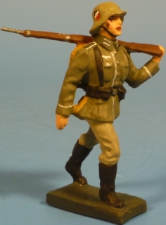 Soldat Gewehr schrg geschultert