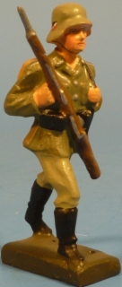 Soldat mit Gewehr vor der Brust marschierend