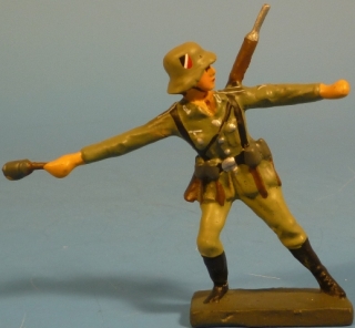 Handgranatenwerfer ausholend