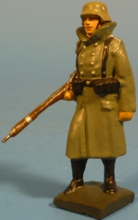 Wachposten im Mantel mit Gewehr