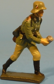 LFH-Artillerist mit Kartusche