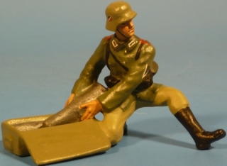 Artillerist kniend mit Kartuschenkasten