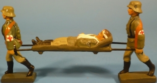 2 Tr�ger mit Bahre und Verwundetem 