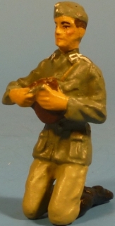 Soldat kniend Brot schneidend