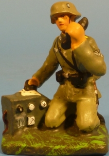 Soldat kniend am Feldtelefon