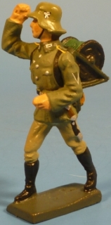 Soldat mit Kabeltrommel auf Rcken