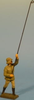 Soldat Kabel mit Stange reichend