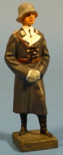 General im Mantel stehend