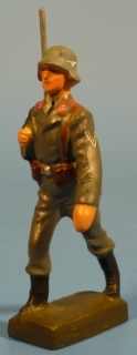 Soldat mit Stahlhelm und umgehngtem Gewehr