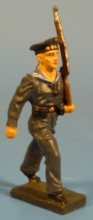 Matrose mit Gewehr marschierend