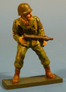 GI mit MP aus der Hfte feuernd