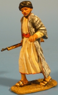 Araber mit Gewehr gehend